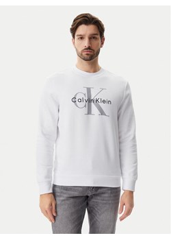 Calvin Klein Jeans Bluza LV040BM801 Biały Regular Fit ze sklepu MODIVO w kategorii Bluzy męskie - zdjęcie 182766676
