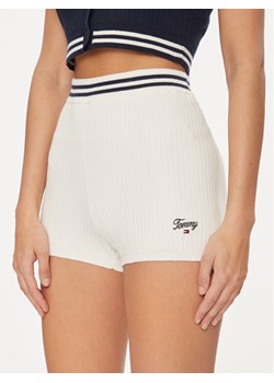 Tommy Jeans Szorty materiałowe Script DW0DW17781 Biały Slim Fit ze sklepu MODIVO w kategorii Szorty - zdjęcie 182766706