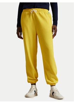 Polo Ralph Lauren Spodnie dresowe 211935585014 Żółty Regular Fit ze sklepu MODIVO w kategorii Spodnie damskie - zdjęcie 182766848
