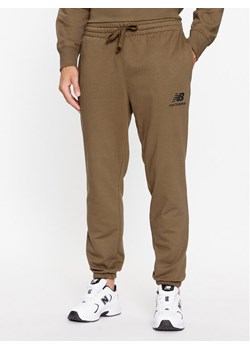 New Balance Spodnie dresowe Essentials Stacked Logo French Terry Sweatpant MP31539 Brązowy Regular Fit ze sklepu MODIVO w kategorii Spodnie męskie - zdjęcie 182766925