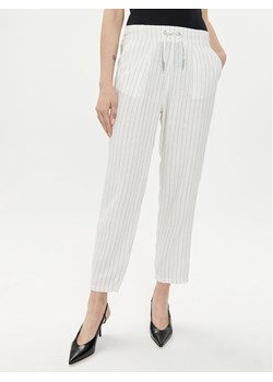 ONLY Spodnie materiałowe Caro Poptrash 15278710 Biały Comfort Fit ze sklepu MODIVO w kategorii Spodnie damskie - zdjęcie 182767025