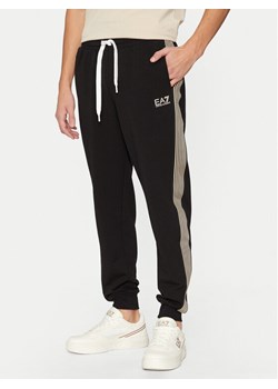 EA7 Emporio Armani Spodnie dresowe 6DPP69 PJ9FZ 0200 Czarny Regular Fit ze sklepu MODIVO w kategorii Spodnie męskie - zdjęcie 182767276