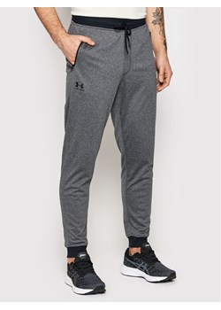 Under Armour Spodnie dresowe Ua Sportstyle 1290261 Szary Relaxed Fit ze sklepu MODIVO w kategorii Spodnie męskie - zdjęcie 183551606