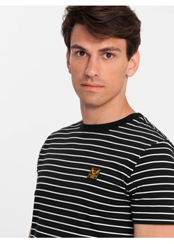 Męski t-shirt w paski z patchem Ombre Design – czarno-biały V2 OM-TSCT-0183 ze sklepu ombre w kategorii T-shirty męskie - zdjęcie 183552977