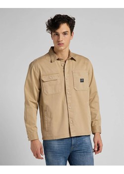 MĘSKA KOSZULA MATERIAŁOWA LEE BOX POCKET OVERSHIRT SERVICE SAND L68LQPOY 112117194 ze sklepu YouNeedit.pl w kategorii Kurtki męskie - zdjęcie 183553257