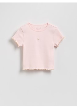 Reserved - Prążkowany t-shirt z haftem - pastelowy róż ze sklepu Reserved w kategorii Bluzki dziewczęce - zdjęcie 183571818