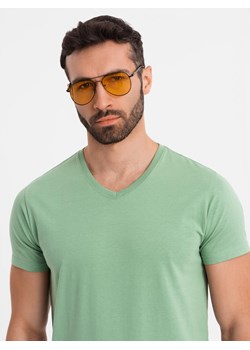 Bawełniana klasyczna męska koszulka z dekoltem w serek BASIC – zielona V11 OM-TSBS-0237 ze sklepu ombre w kategorii T-shirty męskie - zdjęcie 183574928