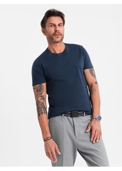 Klasyczny T-shirt męski bawełniany BASIC - granatowy V2 OM-TSBS-0236 ze sklepu ombre w kategorii T-shirty męskie - zdjęcie 183574995