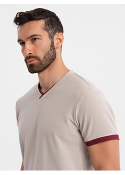 T-shirt męski z kontrastowymi wstawkami i dekoltem w serek – beżowy V2 OM-TSCT-0198 ze sklepu ombre w kategorii T-shirty męskie - zdjęcie 183575019