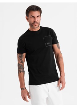 Bawełniany męski t-shirt z nadrukiem na kieszonce – czarny V1 OM-TSPT-0154 ze sklepu ombre w kategorii T-shirty męskie - zdjęcie 183575145