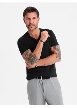 Klasyczna męska bawełniana koszulka z dekoltem w serek BASIC – czarna V1 OM-TSBS-0237 ze sklepu ombre w kategorii T-shirty męskie - zdjęcie 183575148