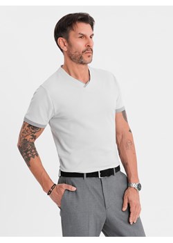 T-shirt męski z kontrastowymi wstawkami i dekoltem w serek – jasnoszary V4 OM-TSCT-0198 ze sklepu ombre w kategorii T-shirty męskie - zdjęcie 183575186