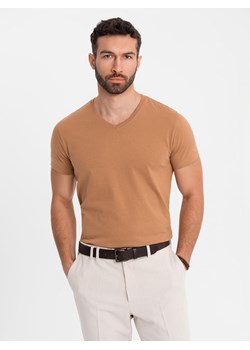 Męska klasyczna bawełniana koszulka z dekoltem w serek BASIC – brązowa V9 OM-TSBS-0237 ze sklepu ombre w kategorii T-shirty męskie - zdjęcie 183575285