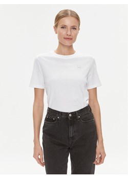 Calvin Klein Jeans T-Shirt J20J223226 Biały Regular Fit ze sklepu MODIVO w kategorii Bluzki damskie - zdjęcie 183578485