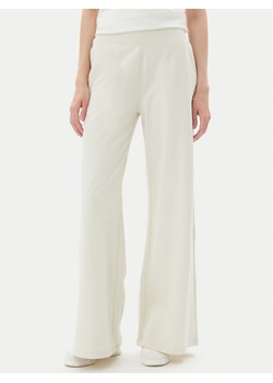 EA7 Emporio Armani Spodnie dresowe 7W000083 AF13135 U1112 Beżowy Wide Leg ze sklepu MODIVO w kategorii Spodnie damskie - zdjęcie 183578678