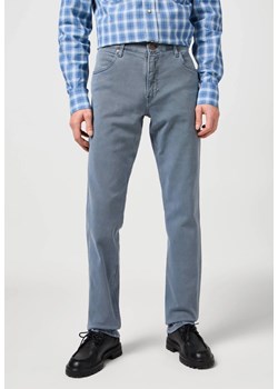 WRANGLER MĘSKIE SPODNIE JEANSOWE GREENSBORO DUSTY BLUE 112362404 ze sklepu YouNeedit.pl w kategorii Jeansy męskie - zdjęcie 183584068