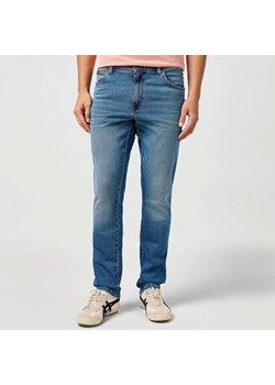 WRANGLER MĘSKIE SPODNIE JEANSOWE WRANGLER TEXAS SLIM BREEZE 112364458 ze sklepu YouNeedit.pl w kategorii Jeansy męskie - zdjęcie 183584107