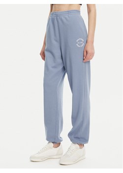 Tommy Hilfiger Spodnie dresowe UW0UW05793 Niebieski Regular Fit ze sklepu MODIVO w kategorii Spodnie damskie - zdjęcie 183591369