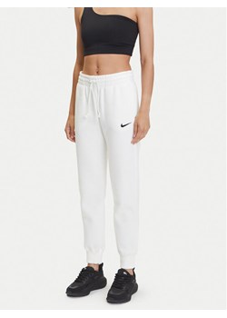 Nike Spodnie dresowe Phoenix Fleece FZ7626 Biały Regular Fit ze sklepu MODIVO w kategorii Spodnie damskie - zdjęcie 183595699