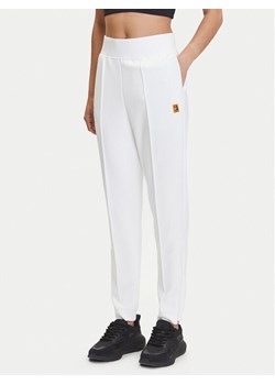Nike Spodnie dresowe Court DA4722 Biały Slim Fit ze sklepu MODIVO w kategorii Spodnie damskie - zdjęcie 183595748