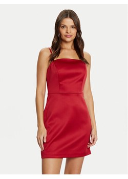 Guess Sukienka koktajlowa W5RK42 WH0M2 Czerwony Slim Fit ze sklepu MODIVO w kategorii Sukienki - zdjęcie 183603906