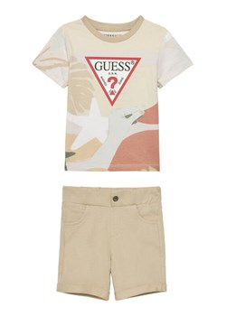 Guess Komplet t-shirt i spodenki N5GG05 K8HM4 Beżowy Regular Fit - id: 0000304855771 - marki Guess - 183604548 Guess Komplet t-shirt i spodenki N5GG05 K8HM4 Beżowy Regular Fit ze sklepu MODIVO w kategorii Komplety chłopięce - zdjęcie 183604548