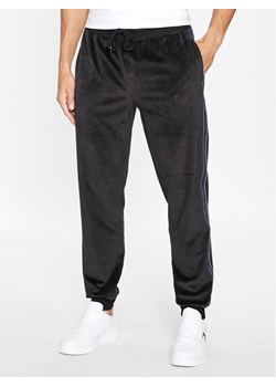 Tommy Hilfiger Spodnie dresowe UM0UM03014 Czarny Regular Fit ze sklepu MODIVO w kategorii Spodnie męskie - zdjęcie 183613089