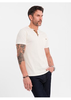 Męski t-shirt z dekoltem na guziki i zamszowym wykończeniem – biały V1 OM-TSCT-0206 ze sklepu ombre w kategorii T-shirty męskie - zdjęcie 183616319