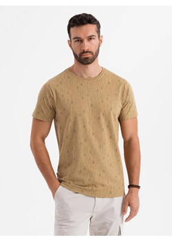 Koszulka bawełniana z nadrukiem i okrągłym dekoltem – ciemnooliwkowa V3 OM-TSFP-0225 ze sklepu ombre w kategorii T-shirty męskie - zdjęcie 183616337