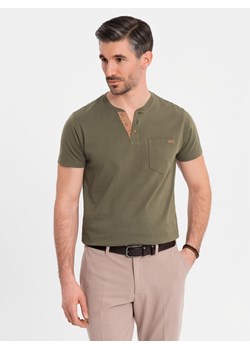 T-shirt męski z dekoltem na guziki i zamszowym wykończeniem – ciemnooliwkowy V5 OM-TSCT-0206 ze sklepu ombre w kategorii T-shirty męskie - zdjęcie 183616345