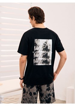 Sinsay - Bawełniana koszulka comfort fit z nadrukiem na plecach - czarny ze sklepu Sinsay w kategorii T-shirty męskie - zdjęcie 183627205