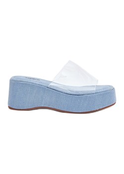 Inna Klapki Damskie Z Transparentnym Paskiem Na Koturnie Jeansowe niebieskie ze sklepu ButyModne.pl w kategorii Klapki damskie - zdjęcie 183628485