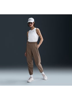 Damskie spodnie do biegania i rozgrzewki 7/8 ze średnim stanem Nike Dri-FIT Fast - Brązowy ze sklepu Nike poland w kategorii Spodnie damskie - zdjęcie 183628736