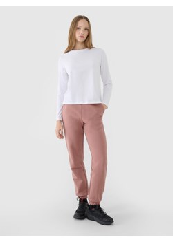 Damskie spodnie dresowe joggery 4F 4FWSS25TTROF1013 - beżowe ze sklepu Sportstylestory.com w kategorii Spodnie damskie - zdjęcie 183650969