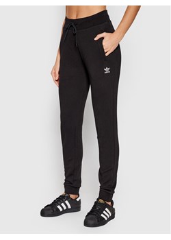 adidas Spodnie dresowe adicolor Essentials H37878 Czarny Slim Fit ze sklepu MODIVO w kategorii Spodnie damskie - zdjęcie 183652455
