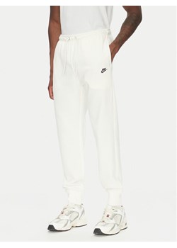 Nike Spodnie dresowe FN3801 Écru Regular Fit ze sklepu MODIVO w kategorii Spodnie męskie - zdjęcie 183652958