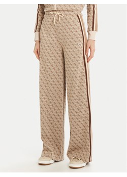 Guess Spodnie dresowe V5RB03 KCO90 Beżowy Regular Fit ze sklepu MODIVO w kategorii Spodnie damskie - zdjęcie 183660119