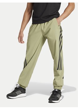 adidas Spodnie dresowe Future Icons 3-Stripes IW8549 Zielony Regular Fit - id: 0000303898397 - marki adidas - 183660308 adidas Spodnie dresowe Future Icons 3-Stripes IW8549 Zielony Regular Fit ze sklepu MODIVO w kategorii Spodnie męskie - zdjęcie 183660308
