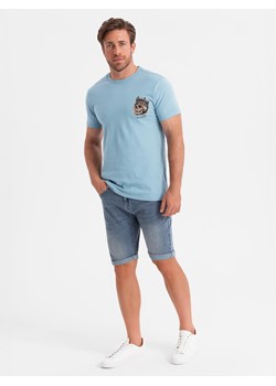 T-shirt męski bawełniany z nadrukiem na klatce piersiowej - jasnoniebieski V2 OM-TSPT-0167 ze sklepu ombre w kategorii T-shirty męskie - zdjęcie 183664496