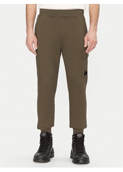 C.P. Company Spodnie dresowe 18CMSP017A005086W Zielony Regular Fit ze sklepu MODIVO w kategorii Spodnie męskie - zdjęcie 183669499