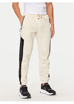 EA7 Emporio Armani Spodnie dresowe 6DPP71 PJVTZ 1713 Beżowy Regular Fit ze sklepu MODIVO w kategorii Spodnie męskie - zdjęcie 183669596