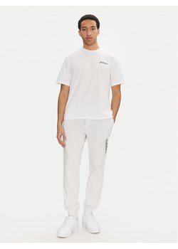 Jack&Jones Komplet t-shirt i spodnie dresowe Beau 12277849 Biały Relaxed Fit ze sklepu MODIVO w kategorii Spodnie męskie - zdjęcie 183679117