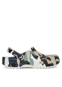 Crocs Klapki Geo Camo Clog 211009 Kolorowy ze sklepu MODIVO w kategorii Klapki męskie - zdjęcie 183679198