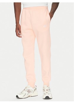 Nike Spodnie dresowe BV2671 Pomarańczowy Regular Fit ze sklepu MODIVO w kategorii Spodnie męskie - zdjęcie 183679218