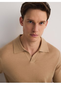 Reserved - Sweter polo z wełny merino - beżowy ze sklepu Reserved w kategorii Swetry męskie - zdjęcie 183687148