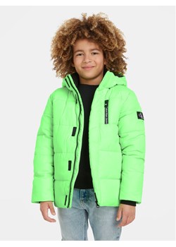 Calvin Klein Jeans Kurtka zimowa Essential IB0IB01276 Zielony Regular Fit ze sklepu MODIVO w kategorii Kurtki chłopięce - zdjęcie 183689215