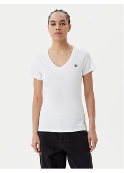 Calvin Klein Jeans T-Shirt J20J213716 Biały Regular Fit ze sklepu MODIVO w kategorii Bluzki damskie - zdjęcie 183689308
