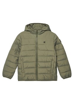 Calvin Klein Jeans Kurtka zimowa Inst Logo IB0IB02174 D Zielony Regular Fit ze sklepu MODIVO w kategorii Kurtki chłopięce - zdjęcie 183706317