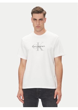 Calvin Klein Jeans T-Shirt Hero Monologo LV04RB862G Biały Regular Fit ze sklepu MODIVO w kategorii T-shirty męskie - zdjęcie 183706319