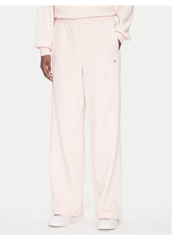Calvin Klein Jeans Spodnie dresowe LV047C249G Różowy Regular Fit ze sklepu MODIVO w kategorii Spodnie damskie - zdjęcie 183706345